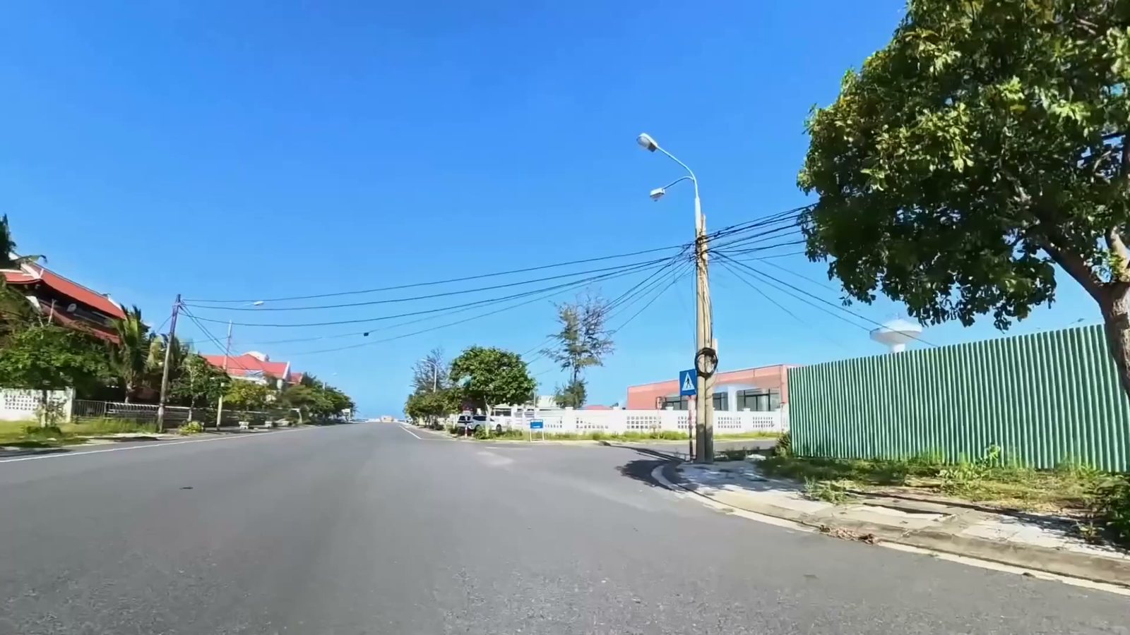 Đường nhựa rộng dẫn ra biển Tam Thanh, cột đèn và cây xanh hai bên