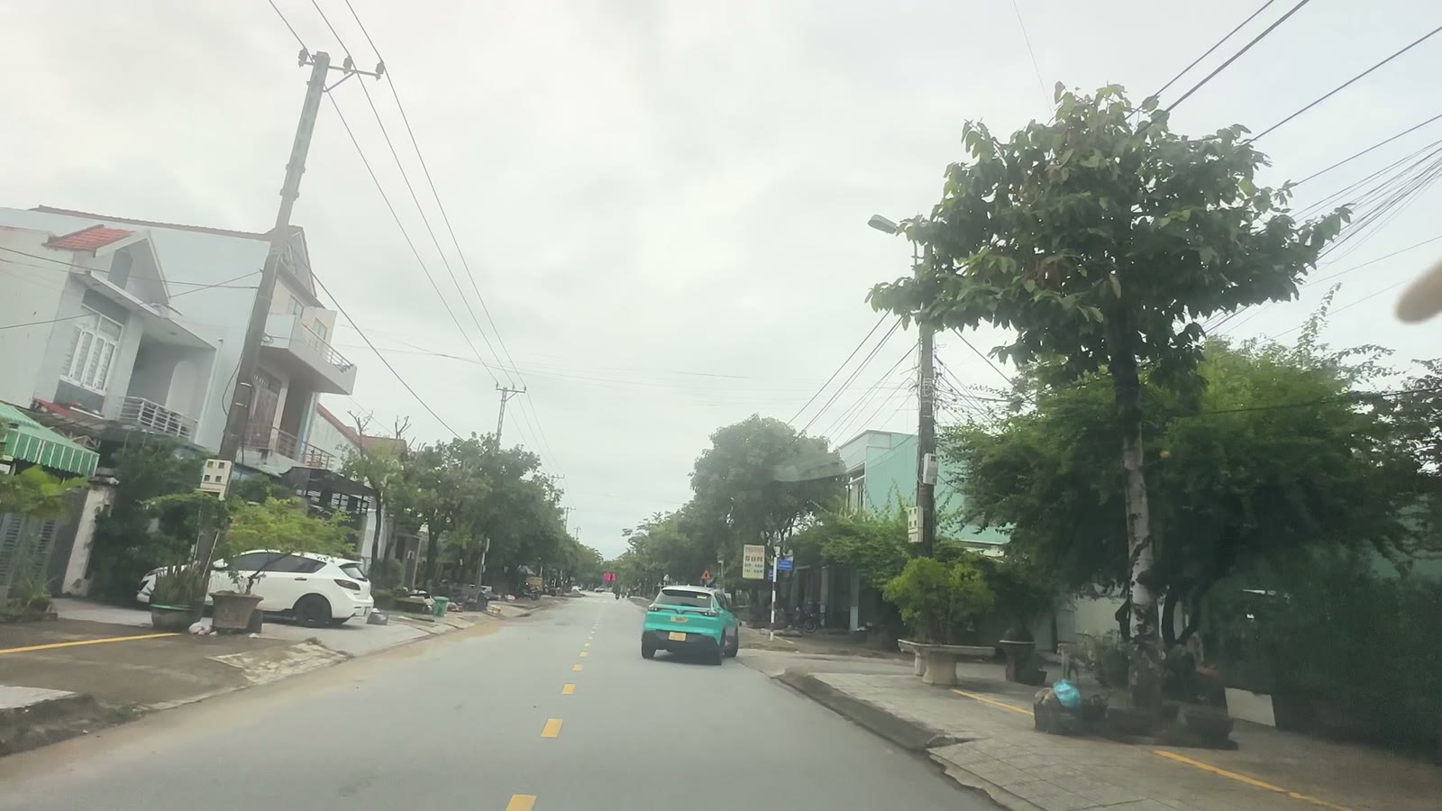 Đường Thái Phiên Tam Kỳ lòng đường 7,5 m, ô tô đậu lề, nhà phố hai bên
