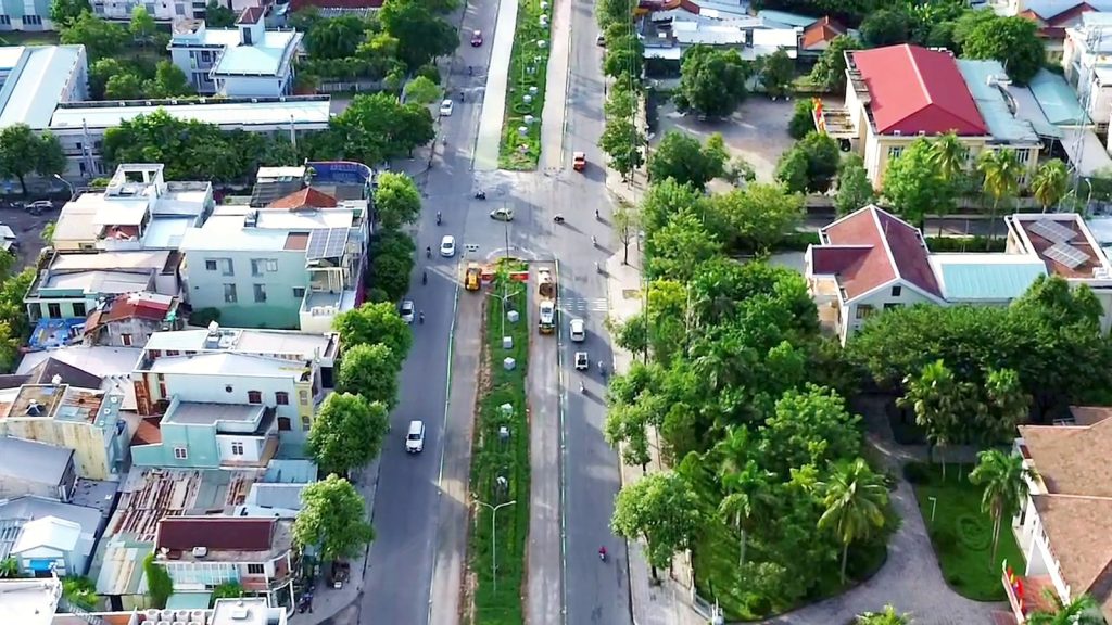 Dải cây xanh rộng chạy giữa đường Hùng Vương Tam Kỳ nhìn từ flycam, hai bên là nhà dân