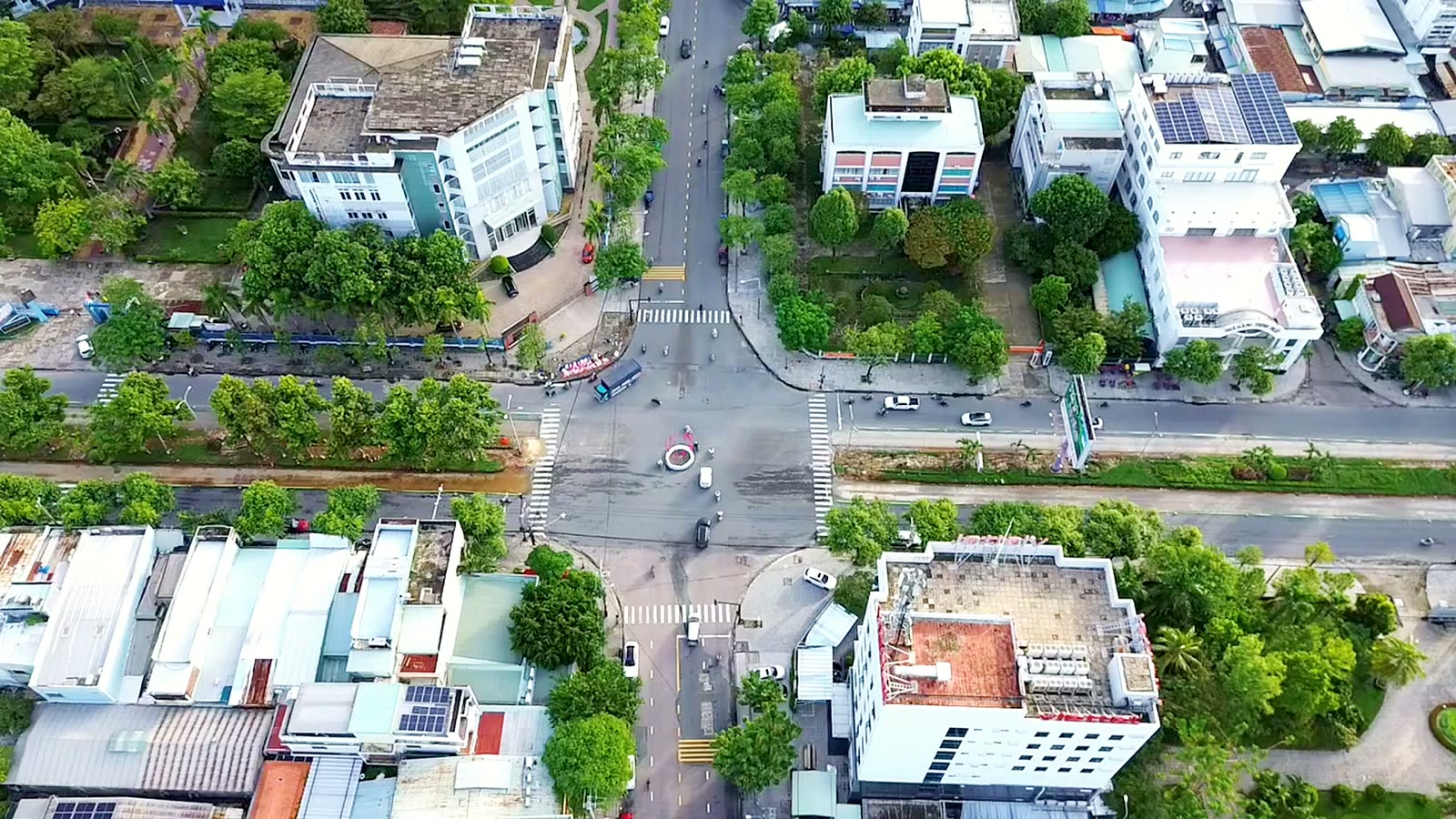 Đường Hùng Vương Tam Kỳ nhìn từ trên cao, dải phân cách trồng cây chạy giữa, hai bên là nhà phố và cơ quan