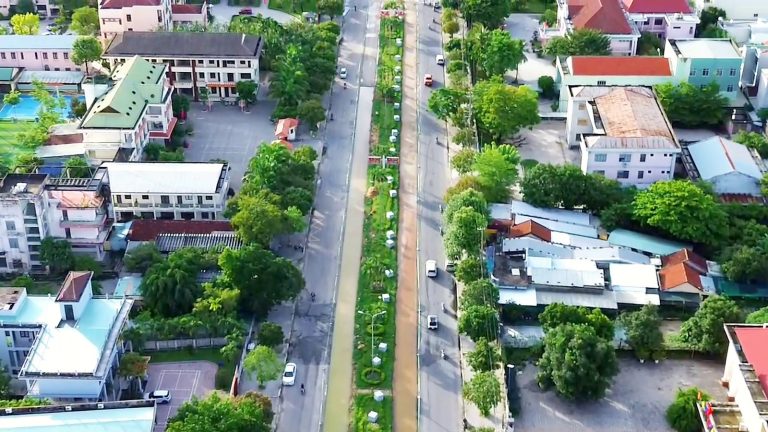 Đường Hùng Vương Tam Kỳ nhìn từ flycam, hai hàng cây chạy thẳng theo trục đường