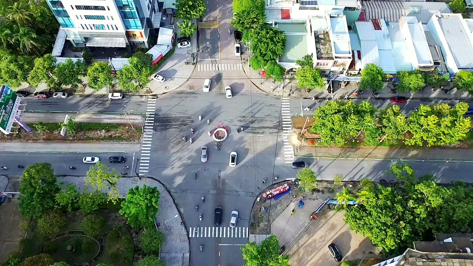 Ngã tư đường Hùng Vương Tam Kỳ từ trên cao, hàng cây xanh trên dải phân cách giữa đường vẫn còn