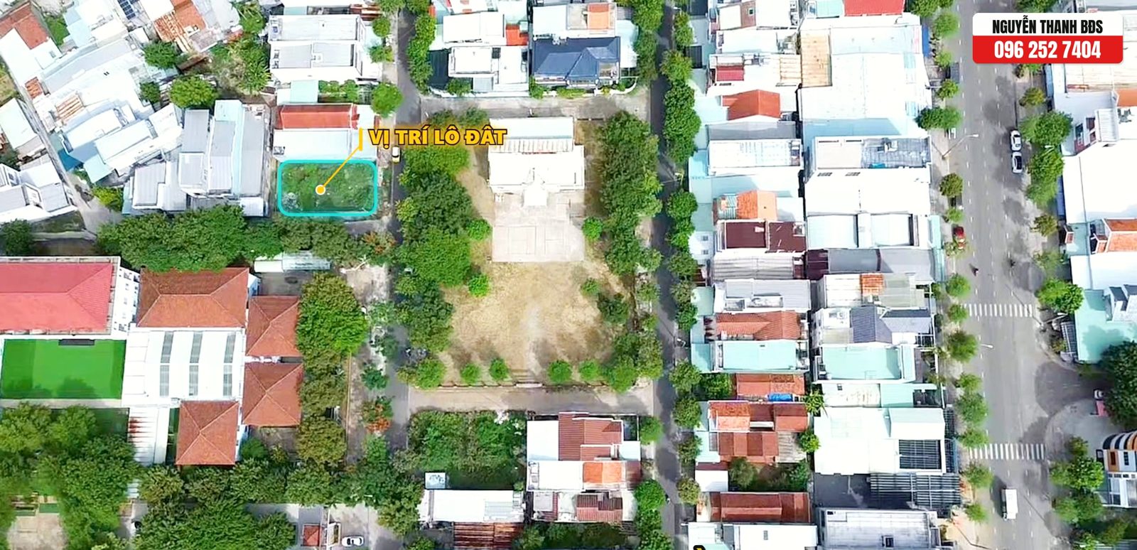 Ảnh flycam nhìn thẳng từ trên xuống khu đường Nguyễn Công Trứ Tam Kỳ, có sân cỏ xanh của trường mầm non Sơn Ca và các dãy nhà phố hai bên đường