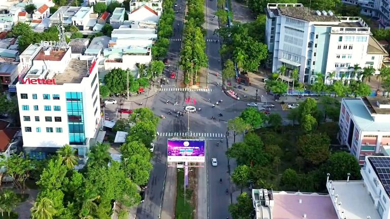 Ngã tư trên đường Hùng Vương Tam Kỳ nhìn từ flycam, toà nhà Viettel bên trái, dải cây xanh chạy giữa hai chiều đường