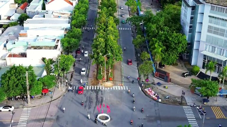 Trục đường Hùng Vương Tam Kỳ nhìn từ flycam, hàng cây xanh ở dải giữa, hai bên là nhà phố và công trình
