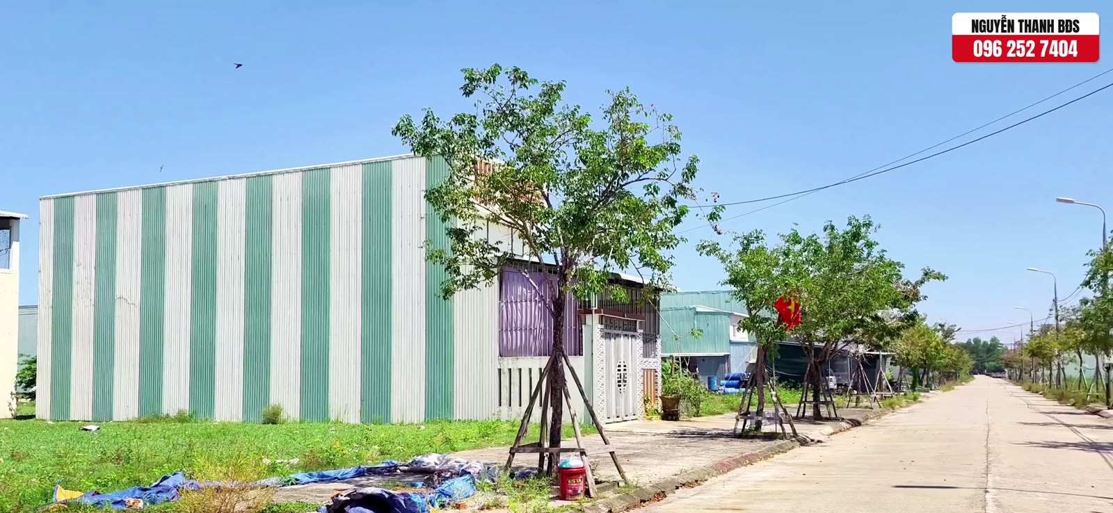 Dãy nhà đã xây dọc trục đường chính KDC 270 Quảng Phú, có cột đèn, vỉa hè và cây xanh hoàn thiện
