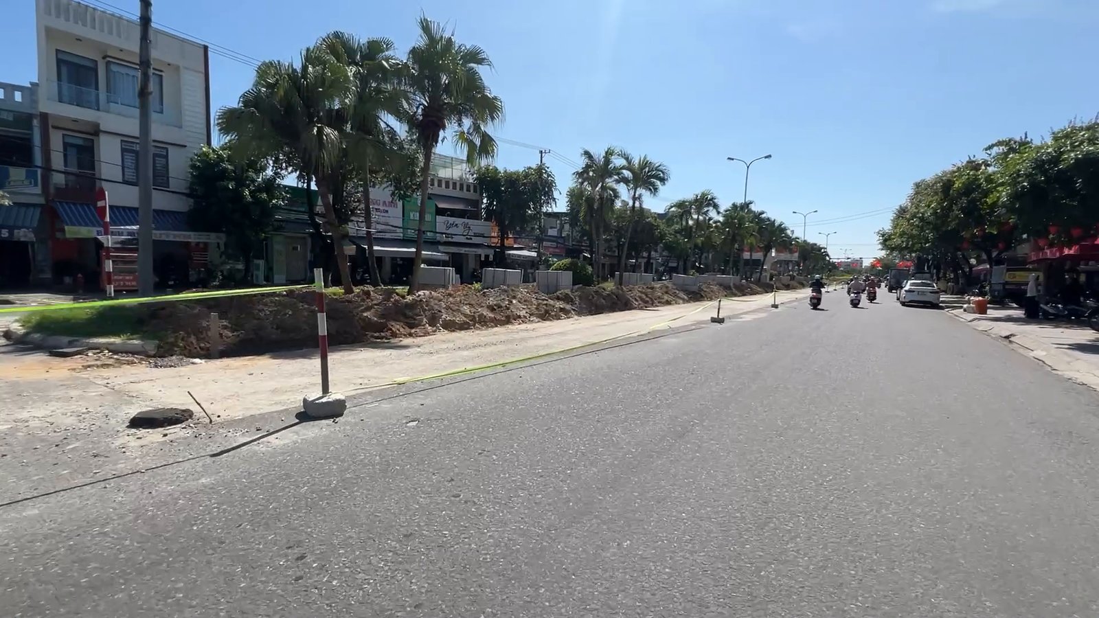 Dải cây giữa đường Hùng Vương Tam Kỳ cạnh đoạn đất đã đào, cọc sơn đánh dấu đoạn sắp làm