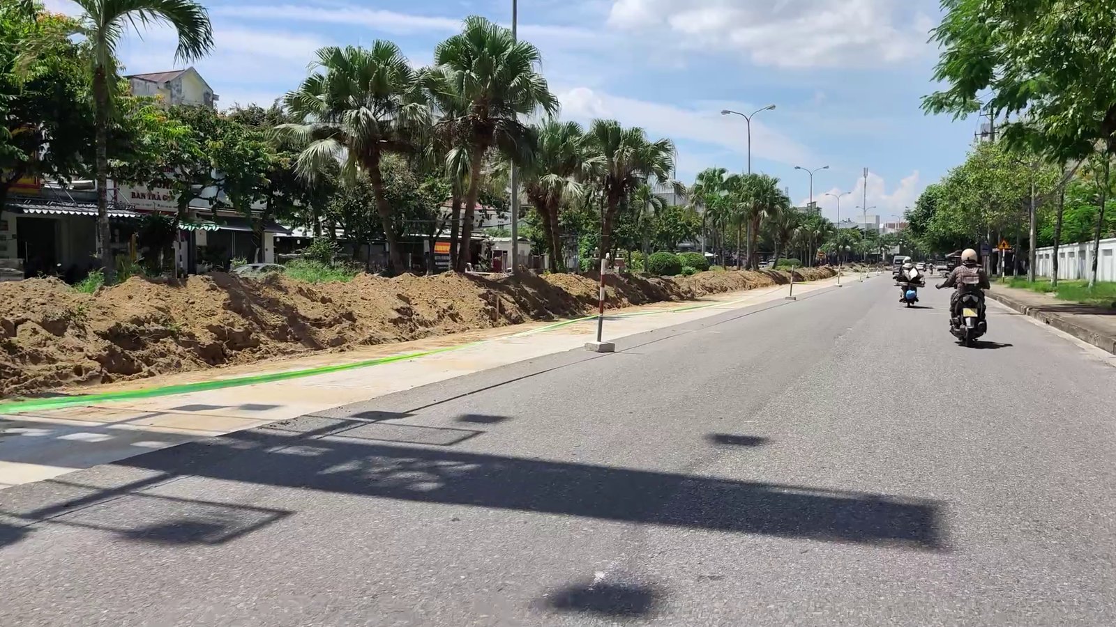 Dây phản quang xanh căng dọc dải cây giữa đường Hùng Vương Tam Kỳ, cọc cắm sẵn