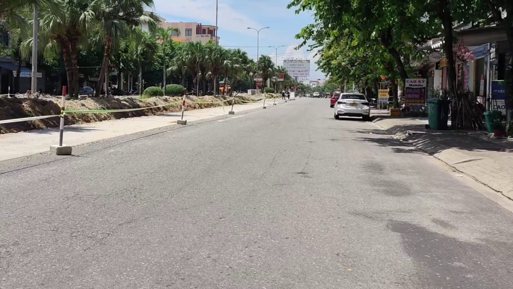 Đường Hùng Vương Tam Kỳ vắng xe, nhà dân hai bên và dây căng dọc một bên mặt đường