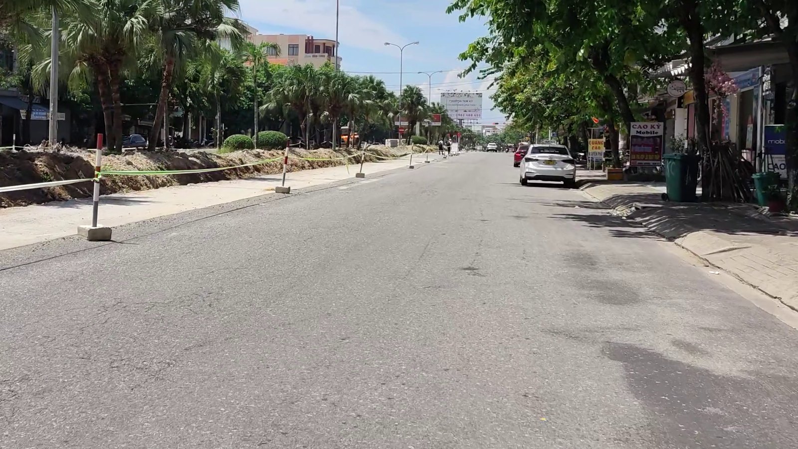 Đường Hùng Vương Tam Kỳ vắng xe, nhà dân hai bên và dây căng dọc một bên mặt đường