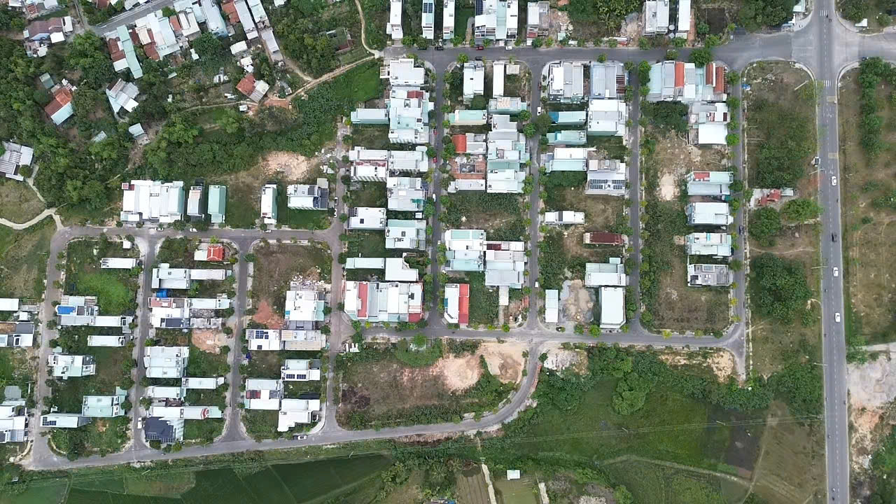 Khu dân cư Trường Xuân Tam Kỳ nhìn thẳng từ trên cao, các dãy nhà xếp theo ô đường, bên phải là trục đường lớn Nguyễn Tất Thành