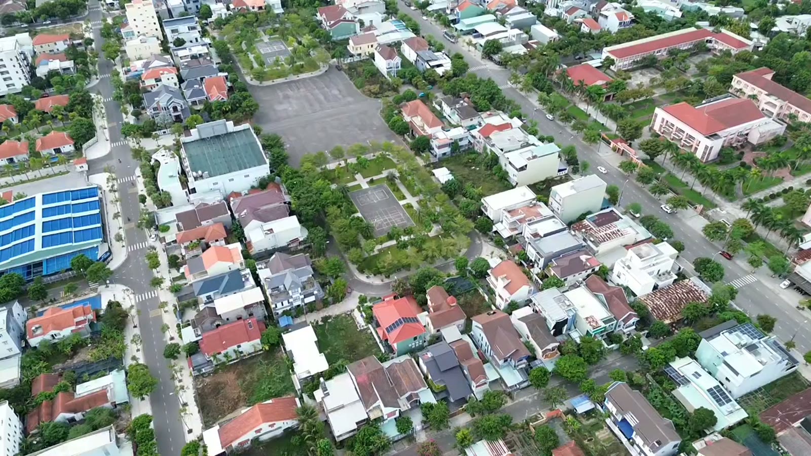 Khu dân cư Tam Kỳ nhìn từ trên cao, thấy rõ hệ thống đường và hướng dốc của khu