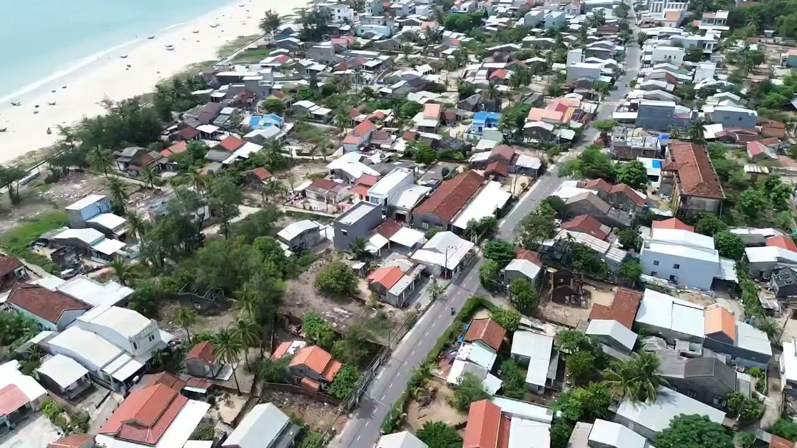 Làng Tam Thanh nhìn từ trên cao, nhà san sát nằm giữa bãi biển và đồng nước