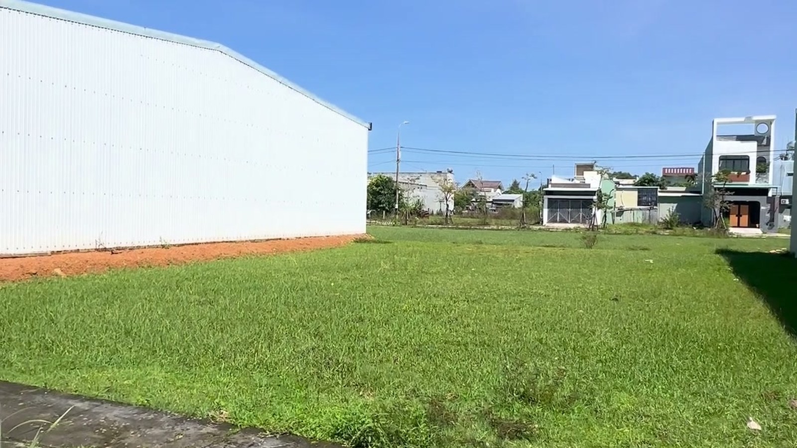 Lô đất 100 m2 ngang 5 m dài 20 m trong khu dân cư 270 Quảng Phú, mặt cỏ xanh phẳng, nằm giữa hai nhà đã xây