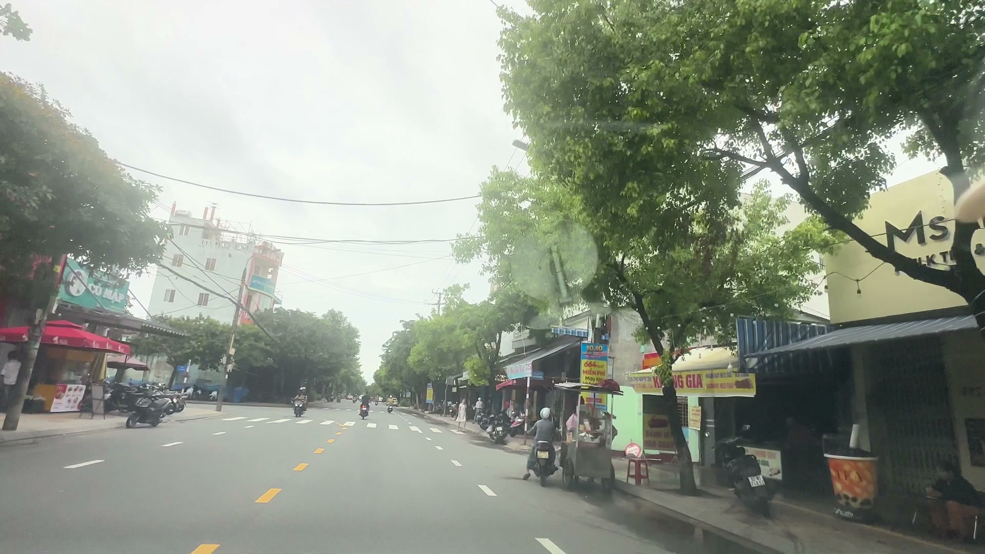 Đường Phan Châu Trinh đoạn qua khu An Sơn Tam Kỳ, hàng quán hai bên mở cửa, xe máy qua lại
