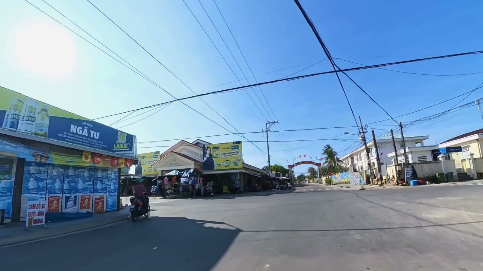 Ngã tư có hàng quán và tiệm tạp hoá trên đường gần biển Tam Thanh