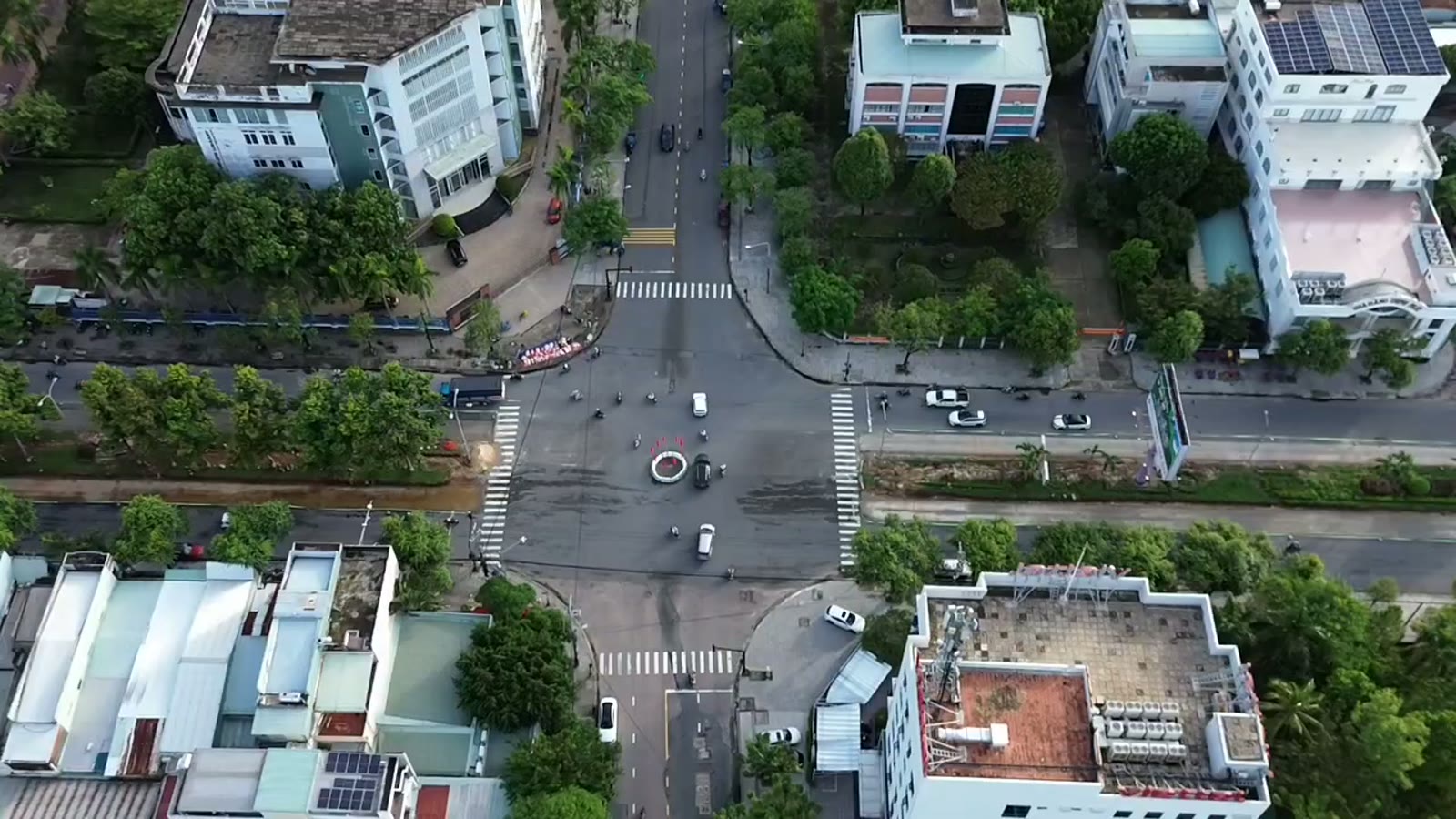 Ngã tư Hùng Vương Tam Kỳ nhìn từ trên cao, thấy rõ mặt cắt đường rộng và các khu dân cư hai bên