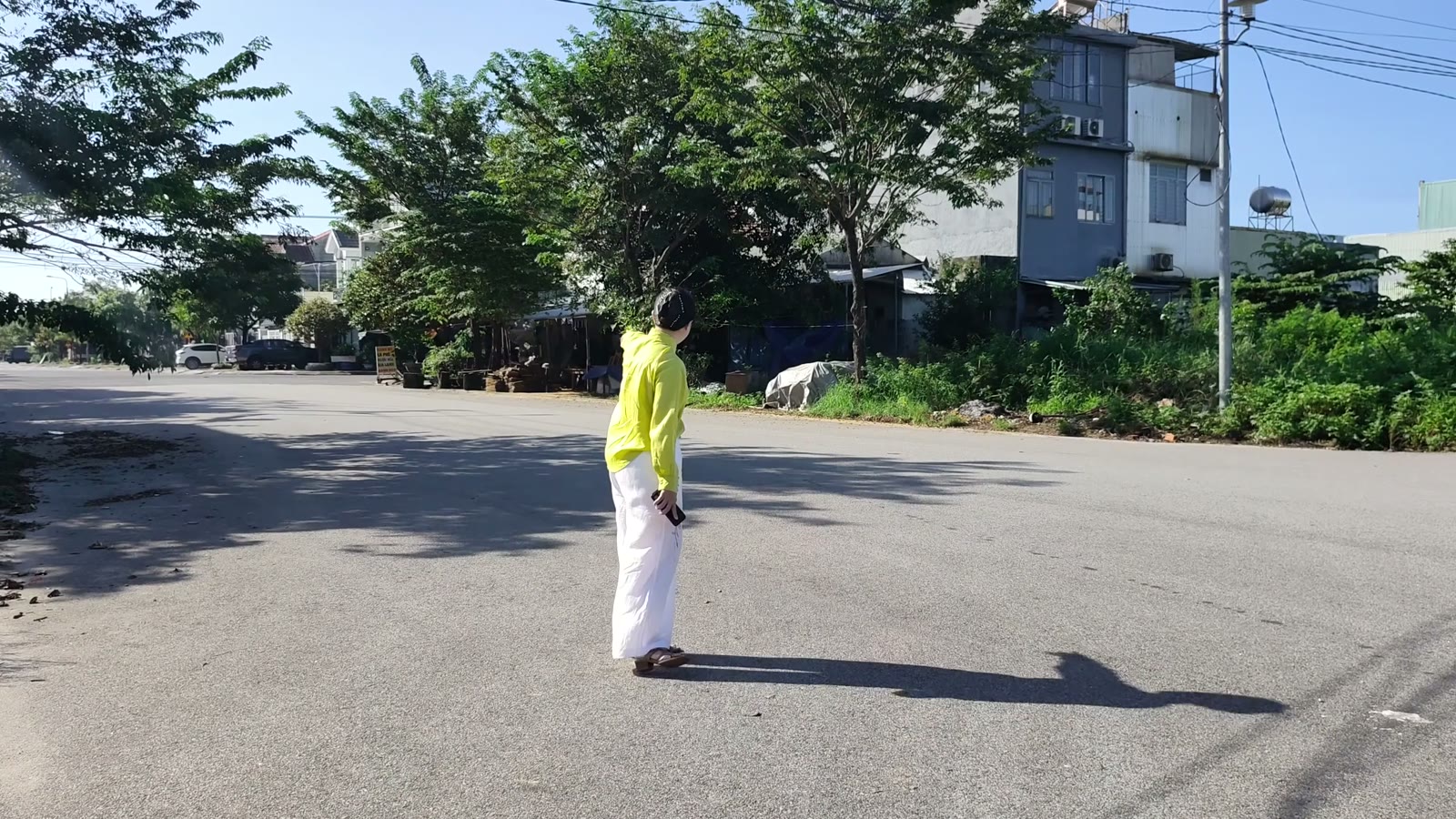 Nguyễn Thanh đứng gần ngã tư Lê Quý Đôn và Tôn Thất Tùng chỉ hướng các trục đường quanh lô đất