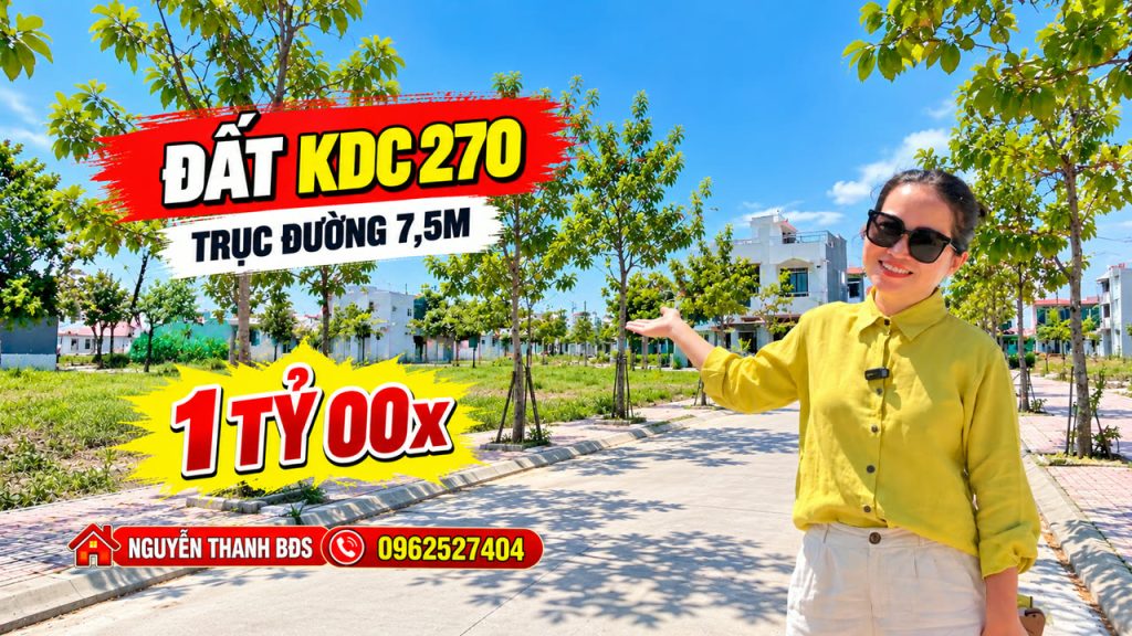 Nguyễn Thanh đứng trên trục đường chính khu dân cư 270 Quảng Phú Tam Kỳ, tay chỉ về dãy nhà và hàng cây, ảnh bìa video đất KDC 270 trục đường 7,5m giá 1 tỷ 0xx