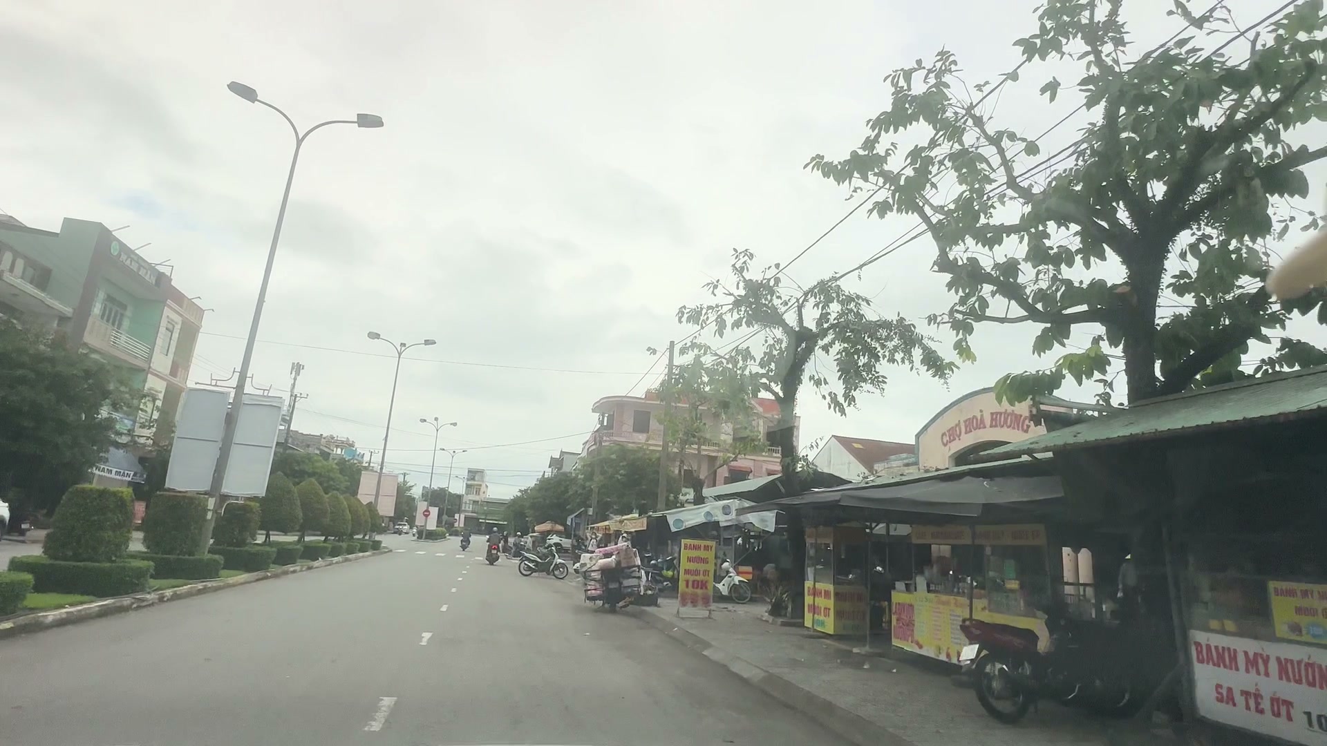 Dãy nhà phố 3 tầng mặt tiền trong khu An Sơn Tam Kỳ, tầng trệt kinh doanh, các tầng trên để ở