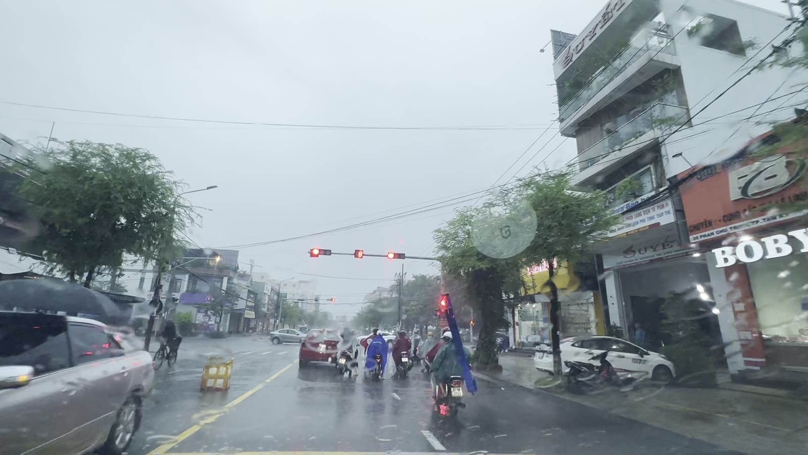 Phố buôn bán khu trung tâm cũ Tam Kỳ trong ngày mưa lớn, hai bên đường nhà liền kề san sát