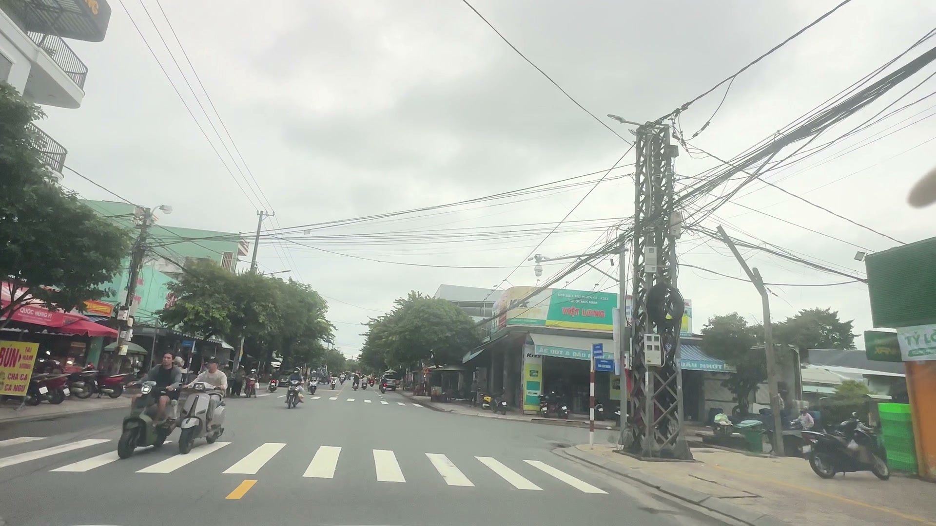 Phố chợ Hoà Hương Tam Kỳ, cửa hàng hai bên đường, cách nhà mặt tiền Phan Châu Trinh vài phút đi bộ