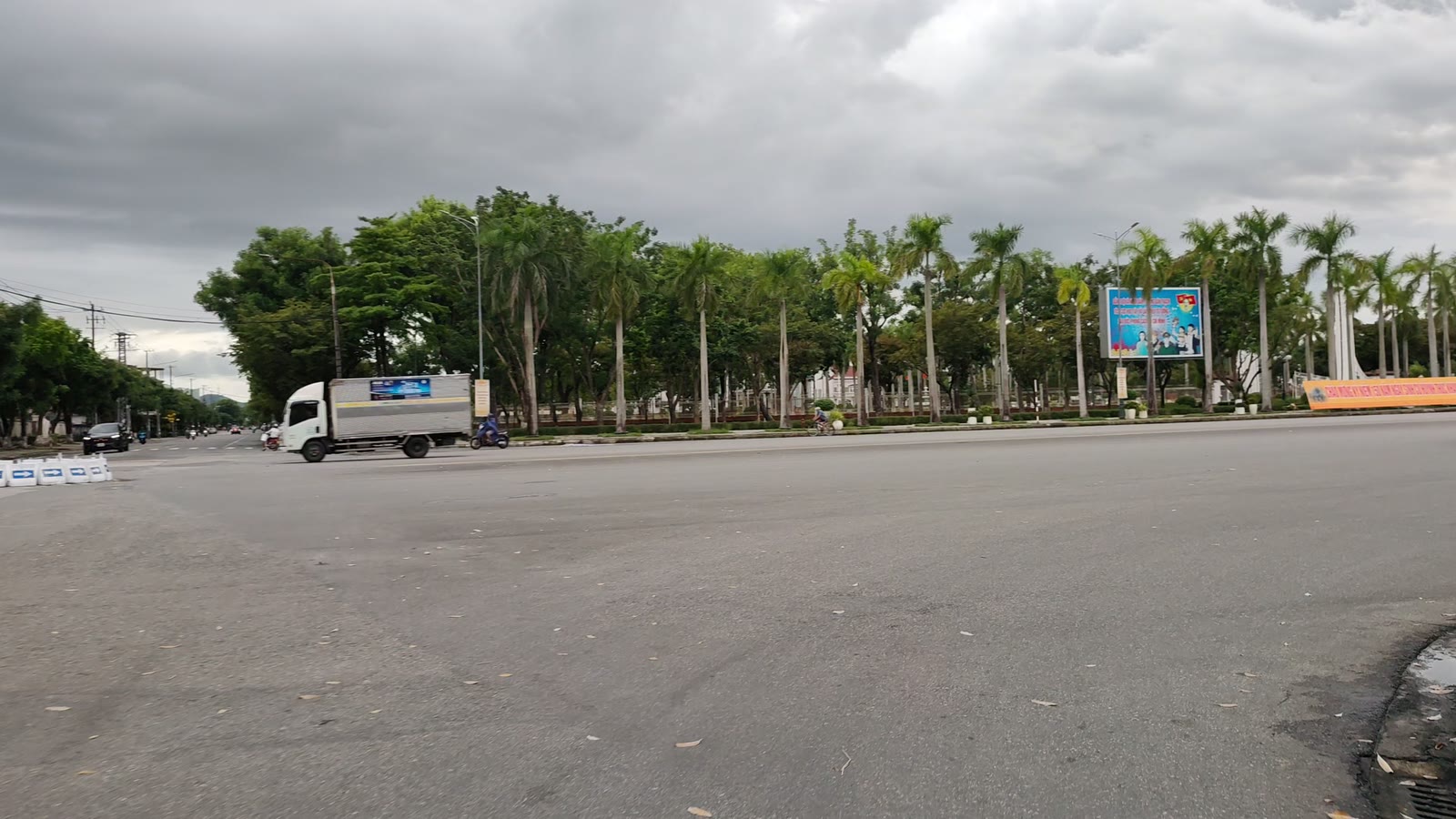Quảng trường trung tâm Tam Kỳ nhìn từ đường, hàng dừa và khách sạn cao tầng phía xa