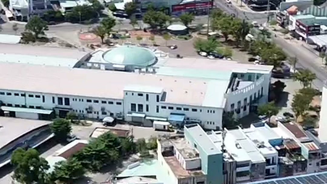 Siêu thị Go! Tam Kỳ nhìn từ flycam, mái đỏ nổi bật giữa khu dân cư trung tâm