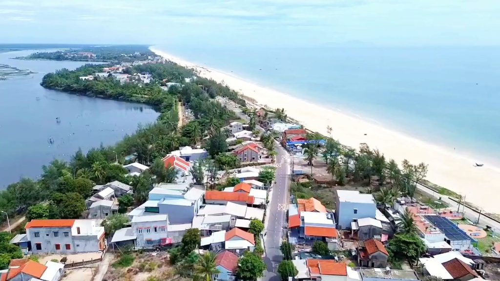 Sông Trường Giang và biển Tam Thanh chạy song song, ở giữa là dải đất có nhà dân và rừng dương