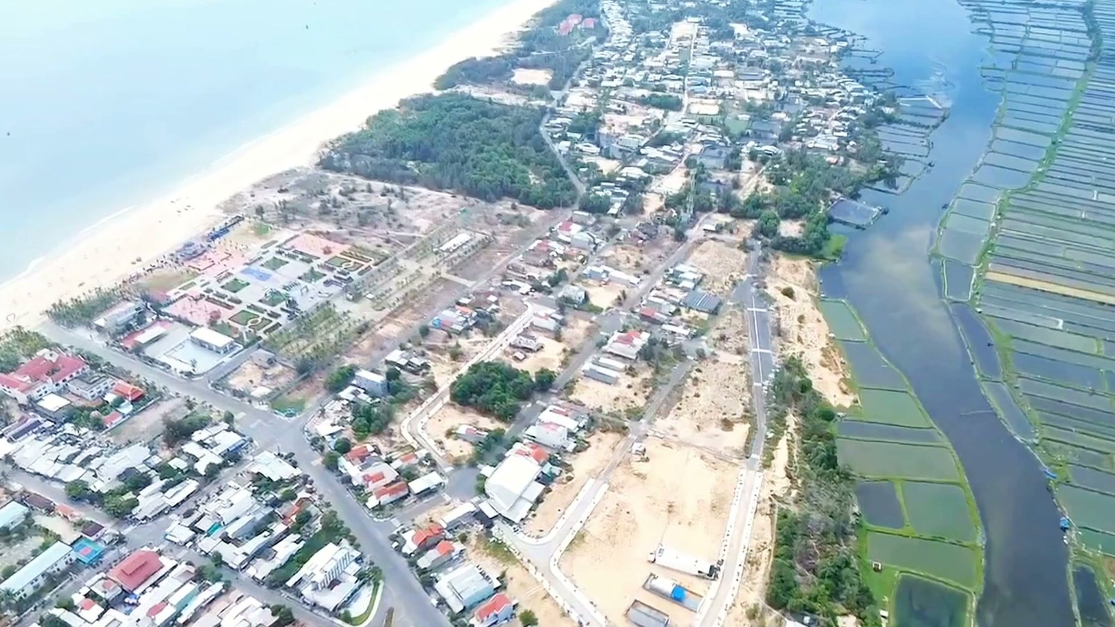 Sông Trường Giang uốn quanh khu dân cư Tam Thanh, bờ sông là những ô nuôi thuỷ sản