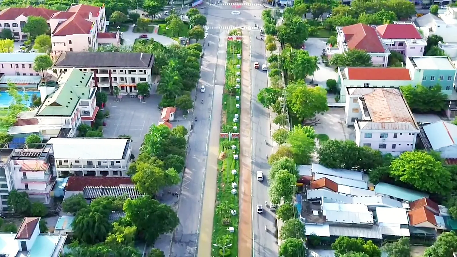 Đường Hùng Vương Tam Kỳ nhìn từ trên cao, dải phân cách trồng cây xanh chạy giữa hai chiều đường, bên phải đang thi công mở rộng