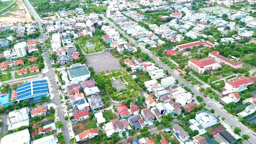 Trung tâm Tam Kỳ nhìn từ flycam, các dãy nhà phố mái đỏ xen cây xanh, đường ngang dọc cắt nhau thành ô bàn cờ