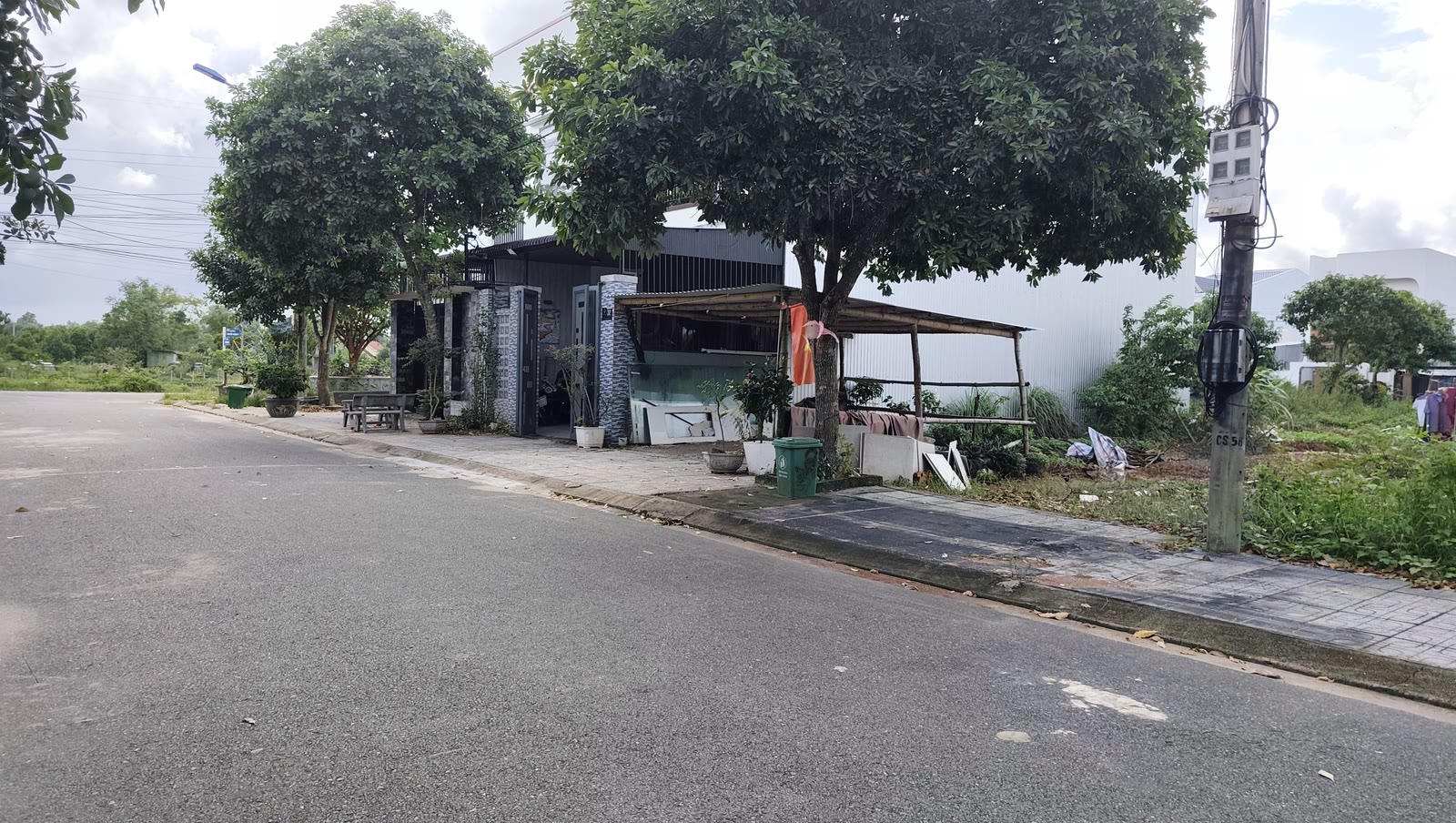 Đường nhựa trước lô đất trên đường Trần Hoán khu dân cư Trường Xuân Tam Kỳ, bên cạnh là nhà có mái che và cột điện