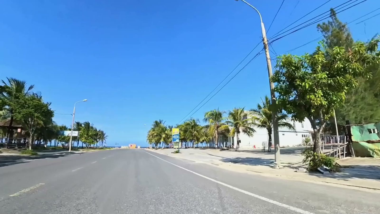 Trục đường ven biển Tam Thanh có hàng dừa và vỉa hè rộng
