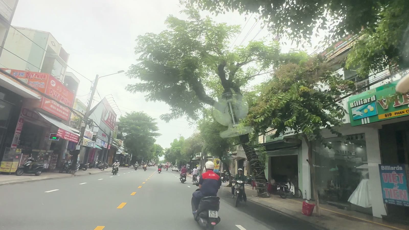 Trục đường Phan Châu Trinh Tam Kỳ đông xe máy, hai bên cửa hàng buôn bán