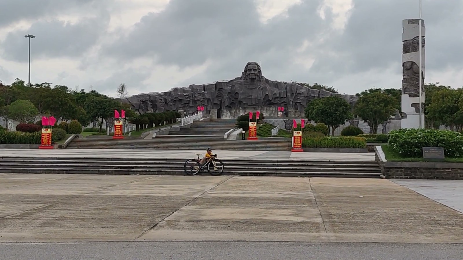 Khối tượng đài Mẹ Việt Nam Anh hùng trên núi Cấm nhìn từ quảng trường phía trước